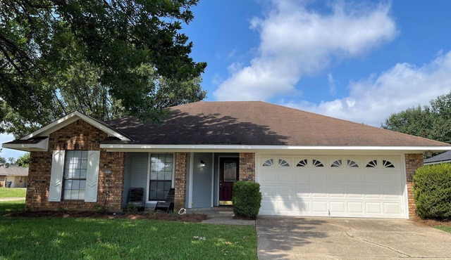 Charming 3-bedroom with sunroom house in Bossier City with AC, WiFi