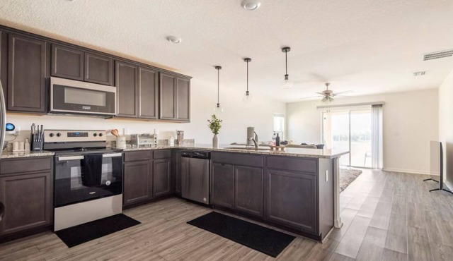 Charming 3-bedroom family home in Brooksville with AC, WiFi