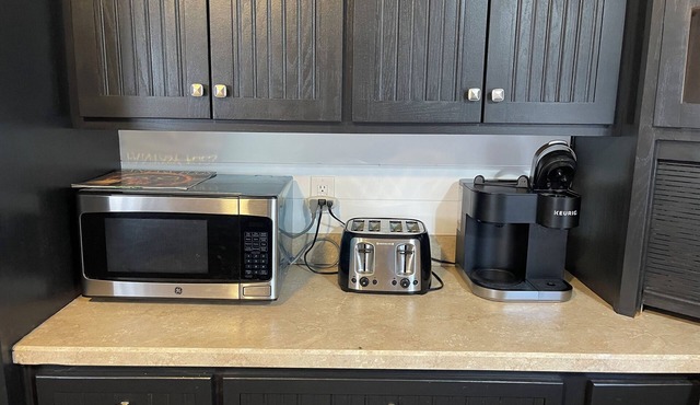 Charming 3-bedroom farmhouse in Brownsville with AC and WI-FI