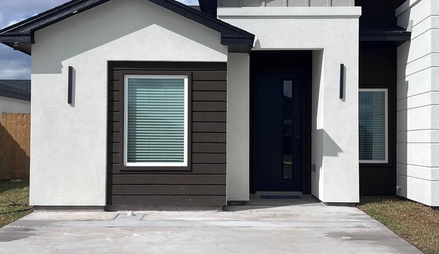 Charming 3-bedroom house in Brownsville minutes away from SpaceX!
