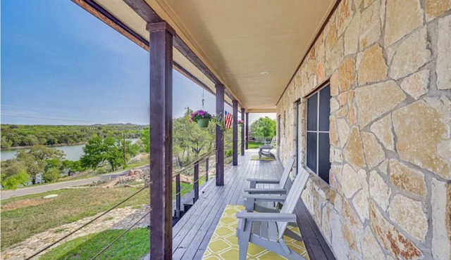Charming 3-bedroom 3-bathroom house with WiFi, AC in fantastic Buchanan Dam