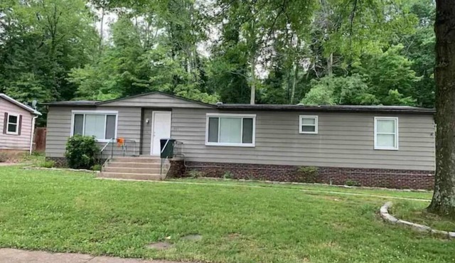 Charming 3 bedroom, 2 bath home with deck/trails/hiking