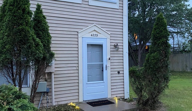 Charming 3-bedroom townhome with WiFi, AC in tranquil Burtonsville