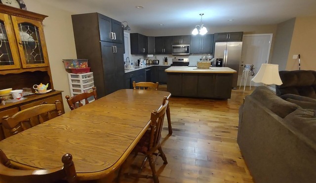 Charming 3-bedroom house with WiFi, and fenced-in backyard in serene Byrnes Mill