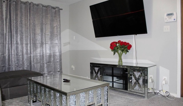 Charming 3-bedroom house in Calumet City with WiFi and AC