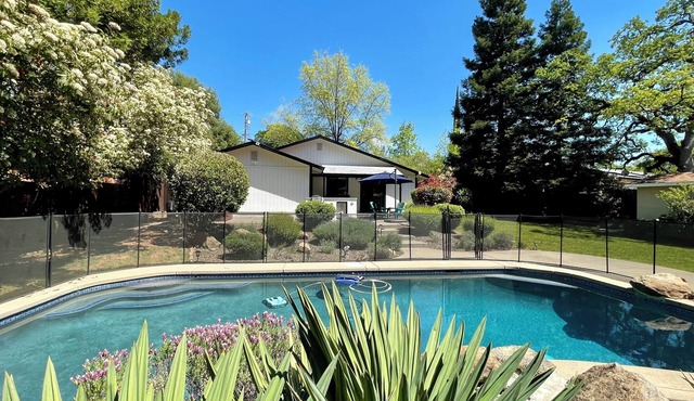 Charming 3-bedroom summer house in Cameron Park with pool