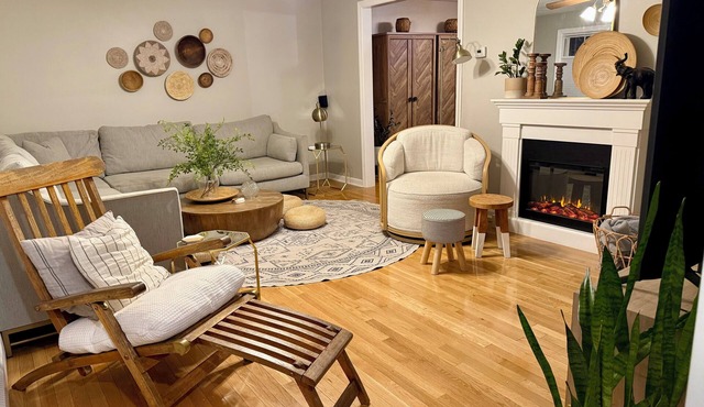 Charming 3-bedroom house in delightful Charlestown with AC sleeps 8 beach pass