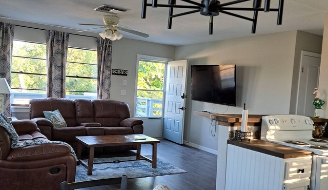 Charming 3-bedroom house in delightful Chokoloskee with AC, WiFi., near Marina.