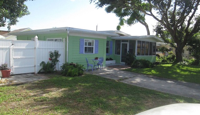 Charming 3 Bedroom Home. Sleeps 6. 1/2 Block to Beach