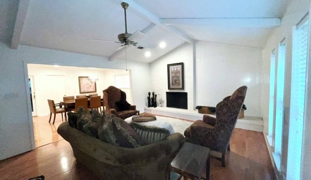 Charming 3-bedroom house in wonderful Colleyville with WiFi, fitness room