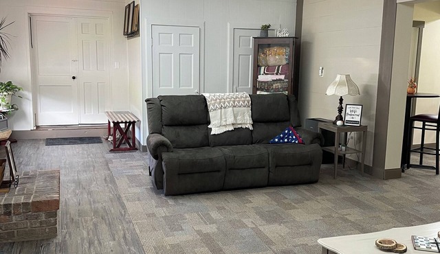 Charming 3-bedroom rental, centrally located, Dark Skies, UTV trails & more.