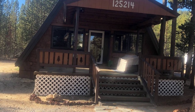 Charming 3-bedroom cabin in brilliant Cresent Lake with WiFi