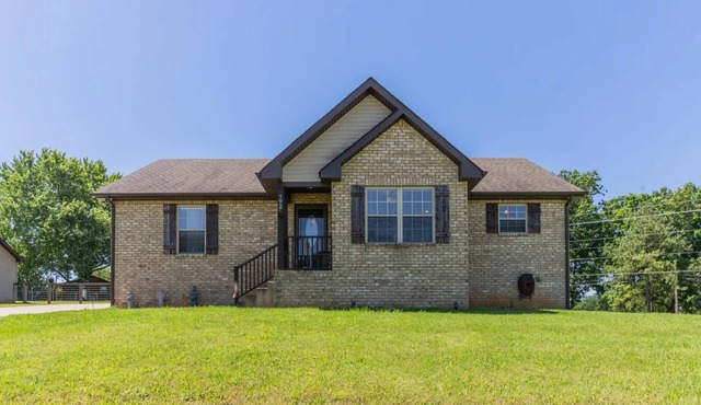 Charming 3-bedroom house in quaint Cross Plains. A peaceful retreat for friends.
