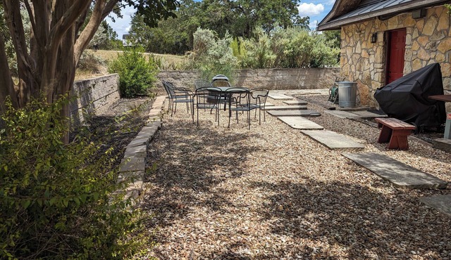 Charming 3-bedroom home in peaceful Round Mountain w/WiFi, AC, & great outdoors