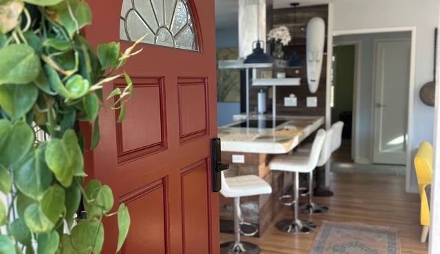 Charming 3-bedroom in Del Rey Oaks with AC, WiFi hot tub & all the hot comforts