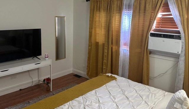 Charming 3-bedroom townhome in Pleasant Des Plaines with AC, WiFi