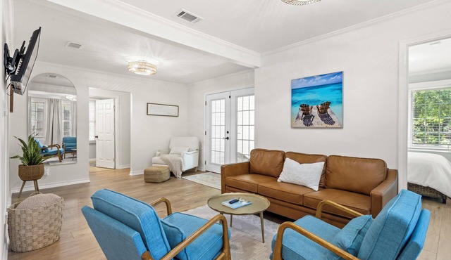 Charming 3-bedroom house with AC, WiFi, Fire Pit, Grill, 5 minute walk to beach!