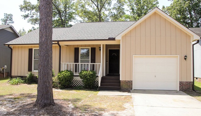 Charming 3-bedroom home in Fayetteville: 5 min from Base