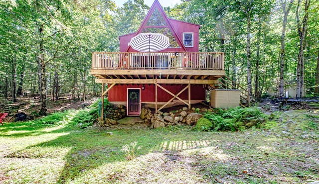 Charming 3-bedroom cottage located on Frye Island on Sebago Lake Maine