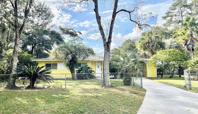 Charming 3-bedroom house with Private Pool and Hot Tub.