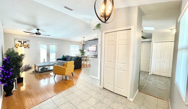 Charming 3-bedroom house with Private Pool and HOT TUB in lovely Gainesville