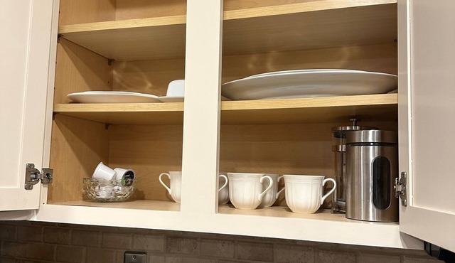 Charming 3-bedroom family friendly townhome with AC and WiFi in Gaithersburg