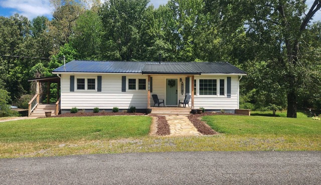 Charming 3-bedroom house with AC and WiFi in Grand Rivers.