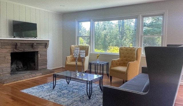 Charming 3-bedroom house in wonderful Great Falls with WiFi, AC