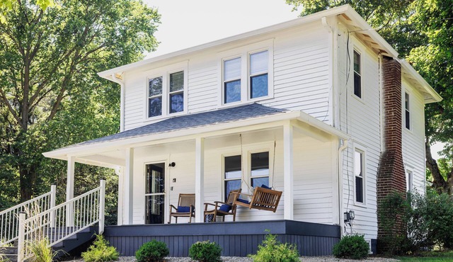 Charming 3-bedroom farmhouse in marvelous Greencastle near DePauw University