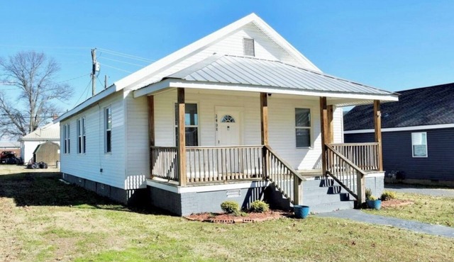 Charming 3-bedroom lake cottage, sleeps 4-7, in the fishing capital of the south