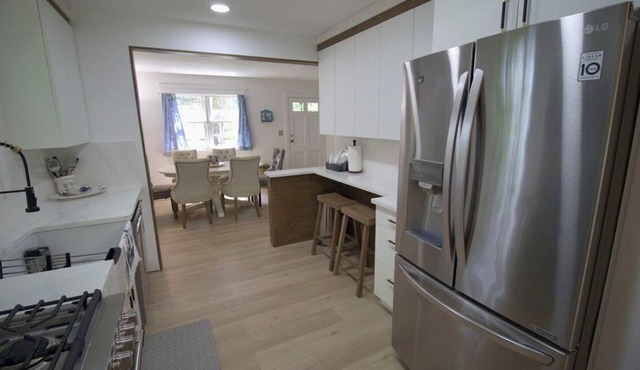 Charming 3-bedroom farmhouse with WiFi, AC in lovely Hampton Bays