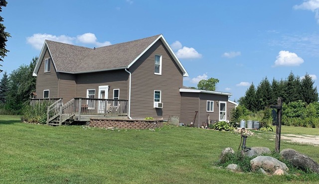 Charming 3-bedroom farmhouse in Harbor Beach