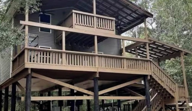 Charming 3-bedroom house on the Ocmulgee River in Hawkinsville, GA with WiFi.