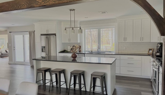 Charming 3-bedroom house with fenced in dog yard and playground and hottube