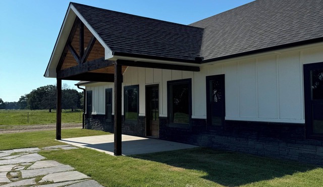Charming 3-bedroom new build close to Bois d Arc Lake outside of Honey Grove TX