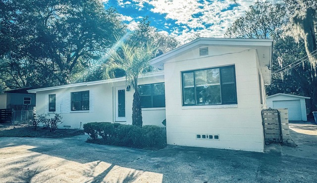 Charming 3-bedroom house in delightful Jacksonville with AC, WiFi