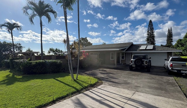 Charming 3-bedroom house with pool, ocean view, minutes from the Kona Airport.