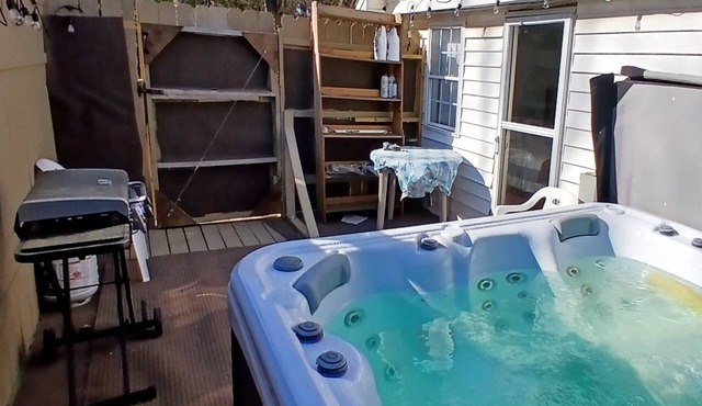 Charming 3-bedroom house with hot tub and sauna all private