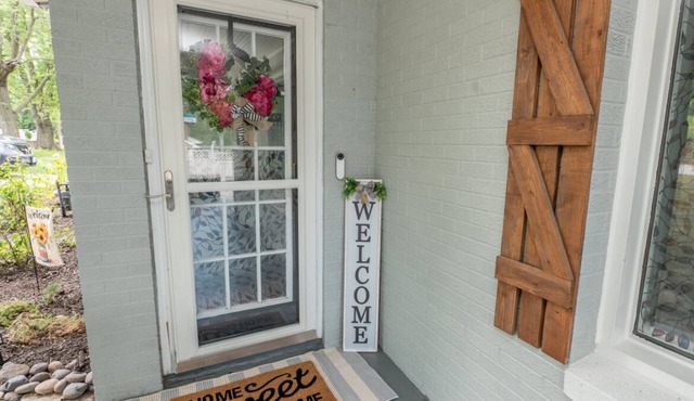 Charming 3-bedroom/2 Bath Ranch Style Home minutes to everything in Kansas City