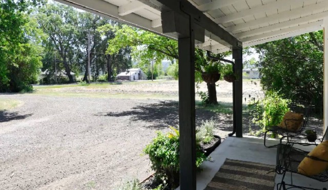 Charming 3-bedroom country farm house in lovely Kelseyville with Wifi