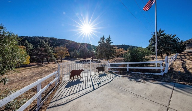 Charming 3-bedroom house with WiFi, AC in lovely Lake Hughes