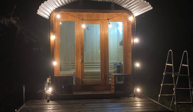 Charming 3-bedroom house with Sauna, WIFI, fenced yard, lots of free parking.