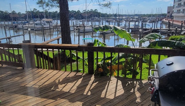 Charming 3-bedroom waterfront townhome with WiFi and AC in wonderful League City