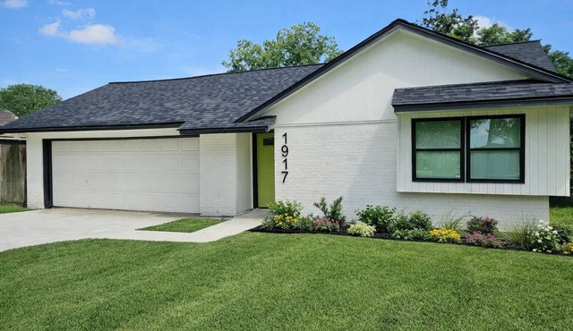 Charming 3-bedroom house in wonderful League City near NASA JSC with King Beds!