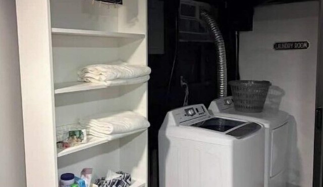 Charming 3-bedroom house in brilliant Lincoln Park with AC, WiFi
