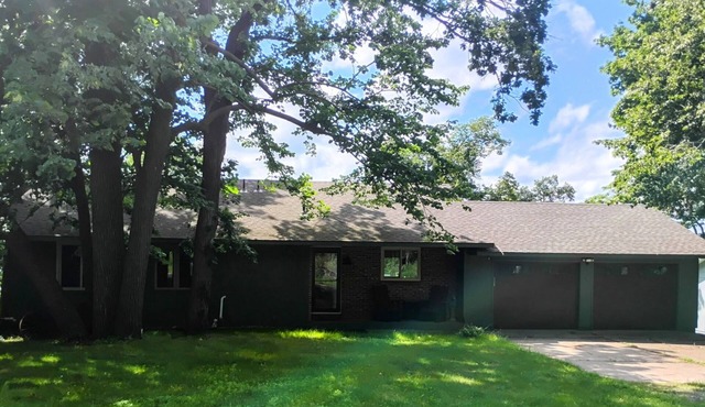 Charming 3-bedroom house on Lake Charlotte in Long Prairie.