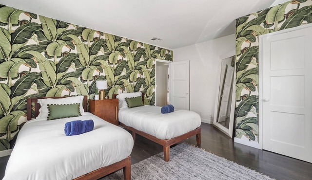 Charming 3-bedroom house in terrific Hollywood/Los Angeles locale with WiFi, AC