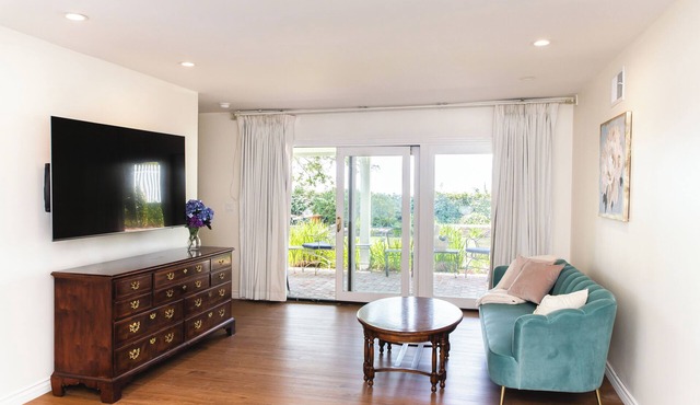 Charming 3 bedroom luxury cottage in Los Angeles hills WiFi, AC Family Friendly