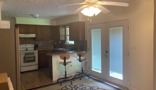 Charming 3-bedroom house with AC and WiFi in Madisonville