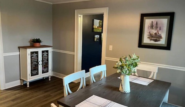 Charming 3-bedroom house 2 minutes from the Marh Park Arboretum in Madisonville